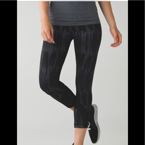🍀🌸 Lululemon Run Inspire Capri leggings 🌸🍀 - Picture 16 of 16